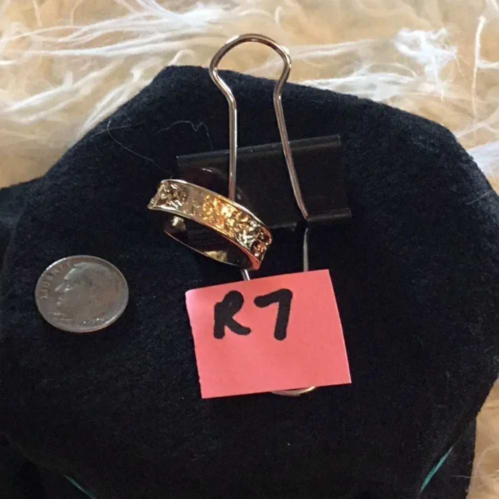 NWOT goldtone unisex band etched front smooth back size 10